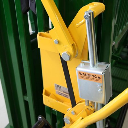 head scoop locks on cattle crush