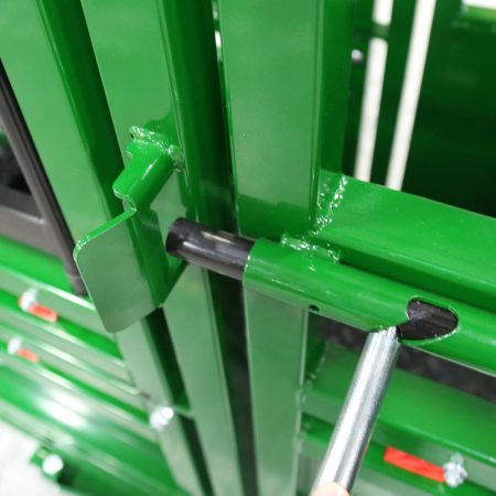 Vet cage latch close up